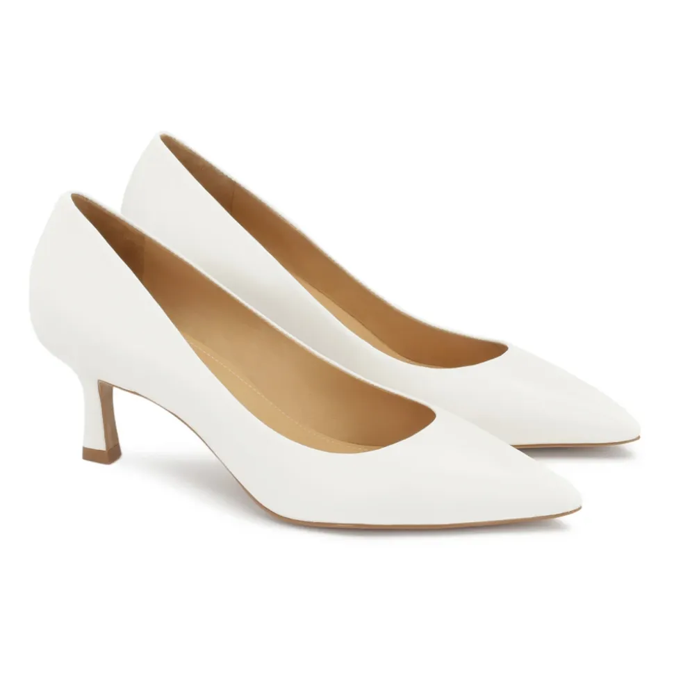 Witte lage hakken pumps uit de Trouwcollectie