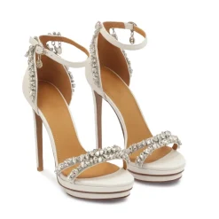 Witte sandalen uit de trouwcollectie versierd met kristallen
