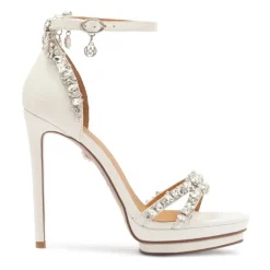 Witte sandalen uit de trouwcollectie versierd met kristallen