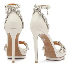 Witte sandalen uit de trouwcollectie versierd met kristallen
