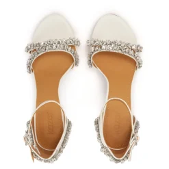 Witte sandalen uit de trouwcollectie versierd met kristallen