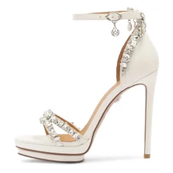 Witte sandalen uit de trouwcollectie versierd met kristallen