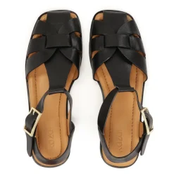 Zwarte leren sandalen.Dit product valt groot uit.